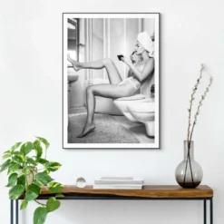 Bild GETTING DRESSED